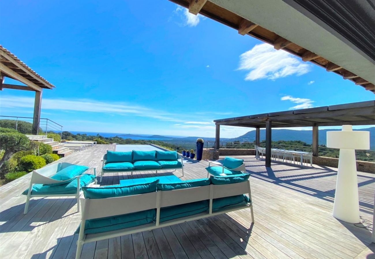 luxueuse villa avec piscine et vue sur la baie de pinarello