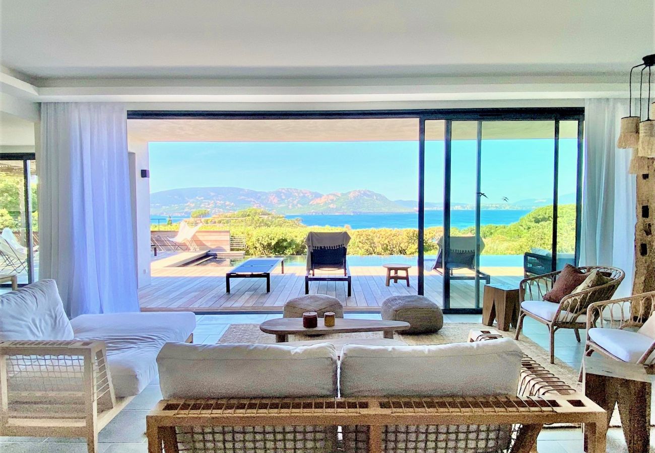 Villa de luxe à Cala Rossa avec piscine privée en Corse